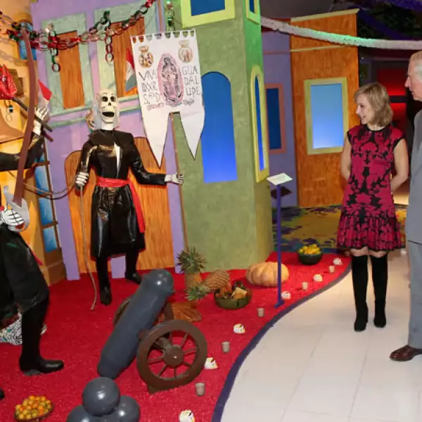 En el Museo Dolores Olmedo el príncipe Carlos vio una exposición con motivo del Día de Muertos.