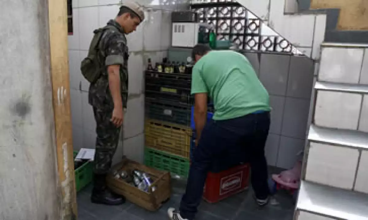 Un soldado brasileño y un trabajador de salud inspeccionan un hogar en la lucha contra el mosquito que propaga la enfermedad del Zika. (Foto: AFP )