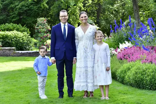 Oscar, Daniel Westling, Victoria de Suecia y Estelle