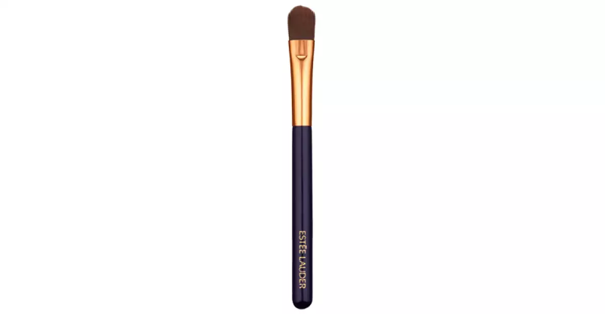 estee lauder-corrector-errores-maquillaje-base-aplicar-brocha-sellar.jpg