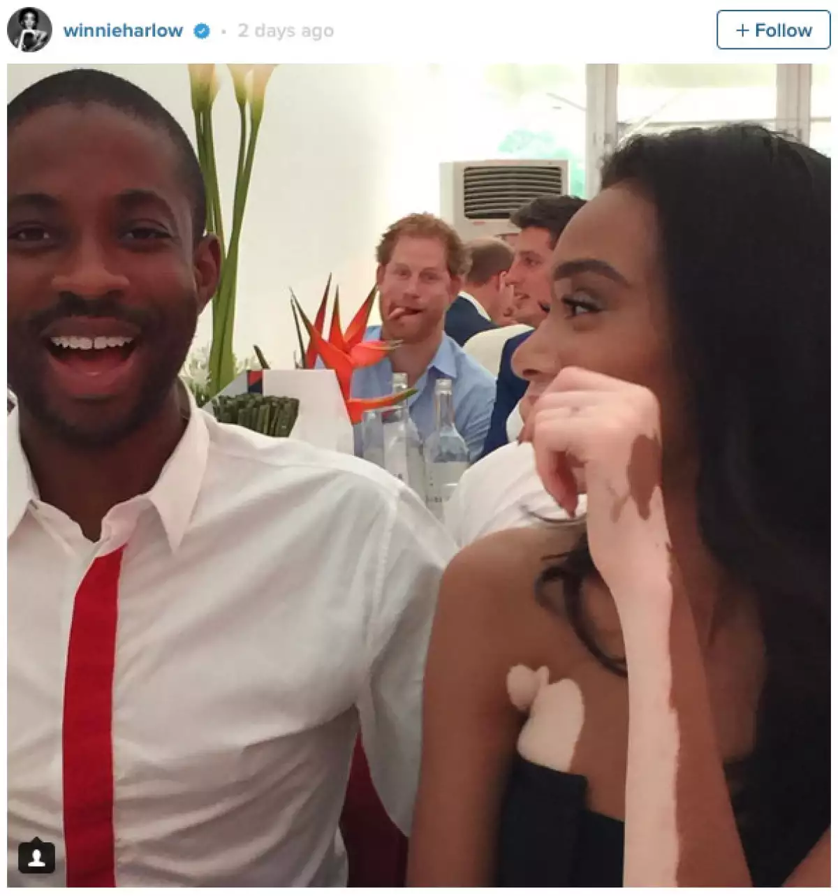 La modelo Winnie Harlow no se esperaba que Harry le hiciera un photobomb.