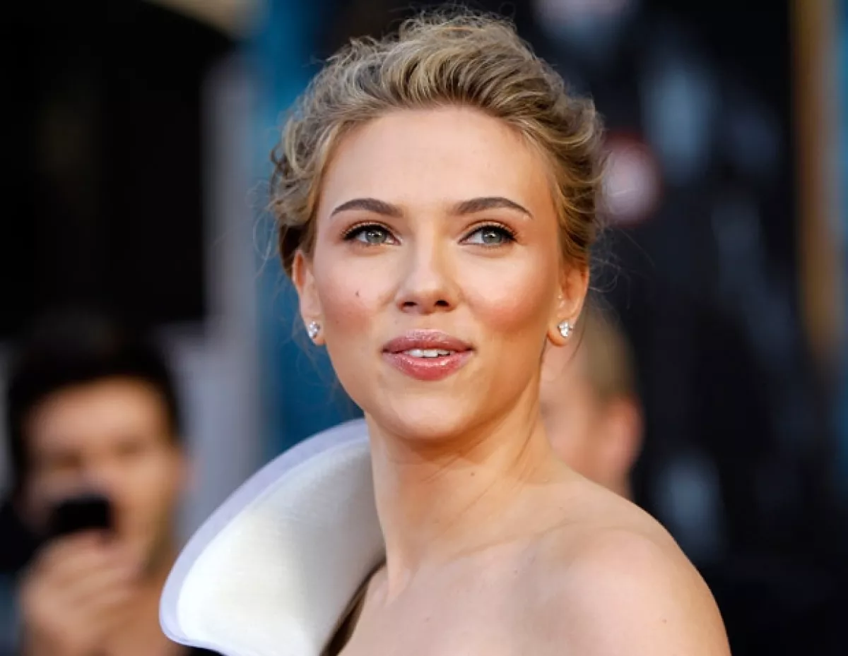 Scarlett Johanson tiene una lista de al menos 14 galanes, algunos fugaces como Benicio del Toro, Justin Timberlake, entre otros.
