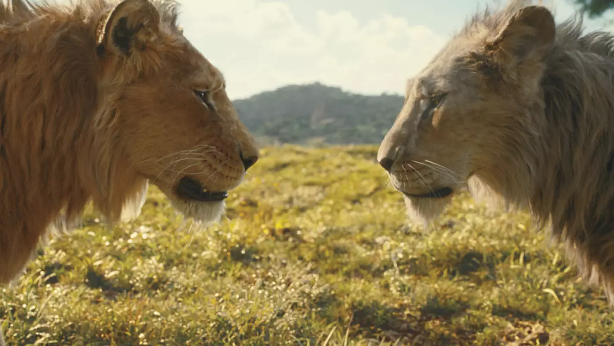 Foto de una escena de 'Mufasa: el rey león', la nueva película de Disney, que muestra a Mufasa y Scar como jóvenes leones frente a frente.