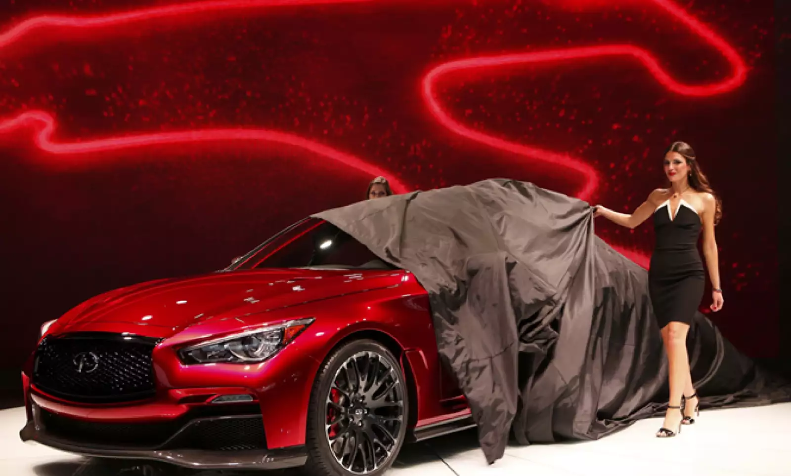 Esta modelo devela el nuevo vehículo tipo sedán de la marca de lujo, que cuenta con detalles más deportivos que el Q50.