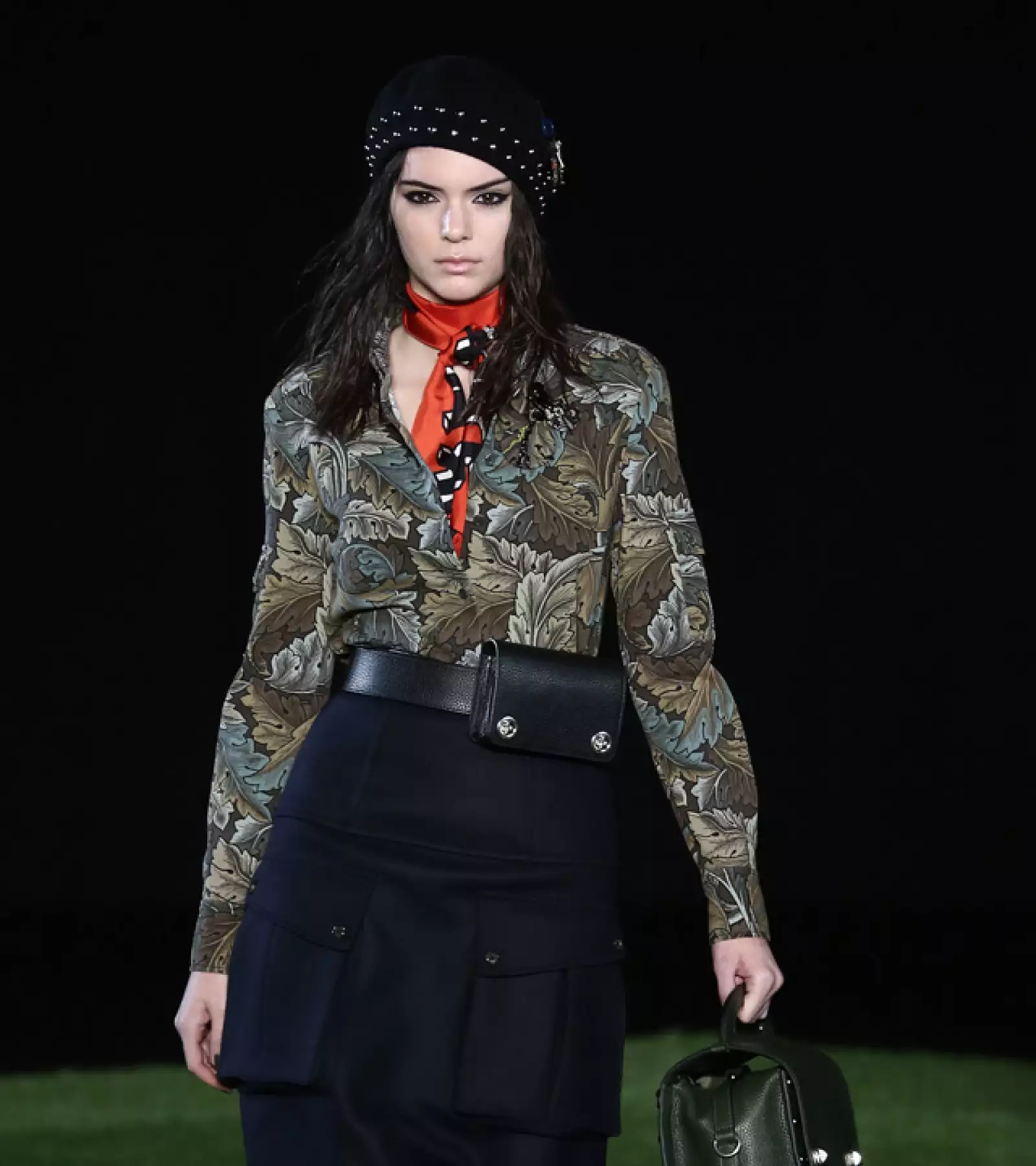 Todos recordamos la primer pasarela en la que Kendall modeló para Marc en la cual la vimos con un top transparente. Gracias a esta, la it girl ha participado en varias ocasiones en las campañas y pasarelas del diseñador.