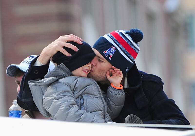 Su papá le dio besos durante todo el desfile.