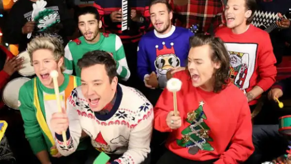 El presentador de televisión reunió a los cinco popstars para realizar su propia versión del clásico “Santa Claus is coming to town”, todo ello realizado con los instrumentos más básicos.