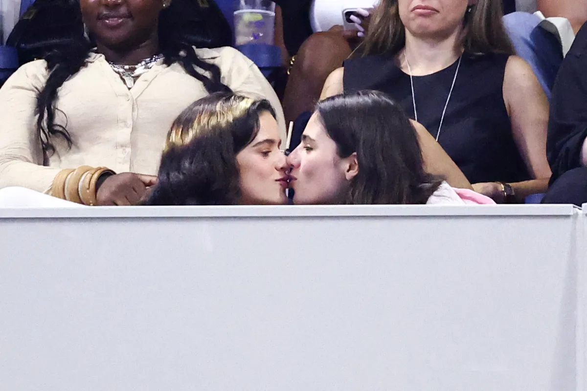 Rosalía y su novia Loli Bahía se besan en el US Open