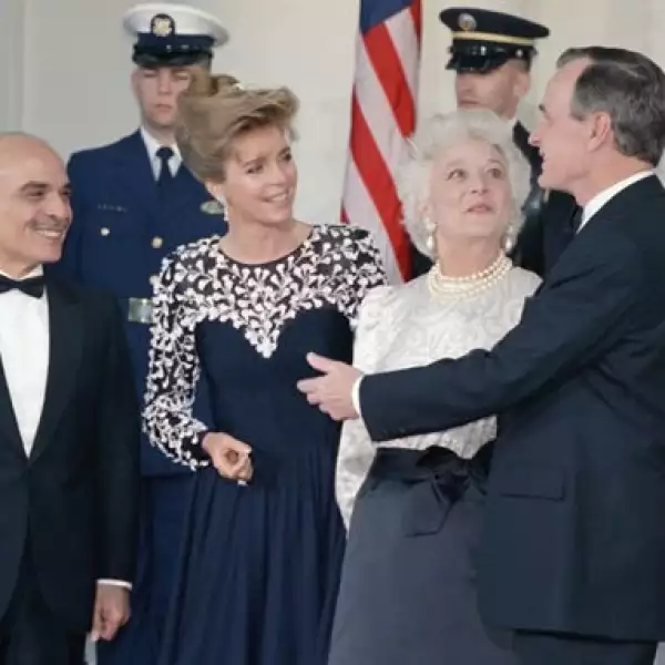 El presidente George H.W. Bush y la primera dama, Barbara Bush, recibieron en 1989 a los reyes de Jordania, Hussein y Noor, en la Casa Blanca, en donde realizaron una cena en su honor.