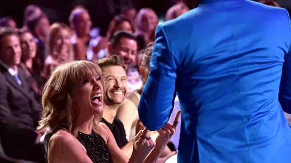 Durante los iHeartRadio Music Awards, Taylor reaccionó de una forma completamente inesperada después de que el famoso cantante le hiciera una broma al estilo “Kanye West”.