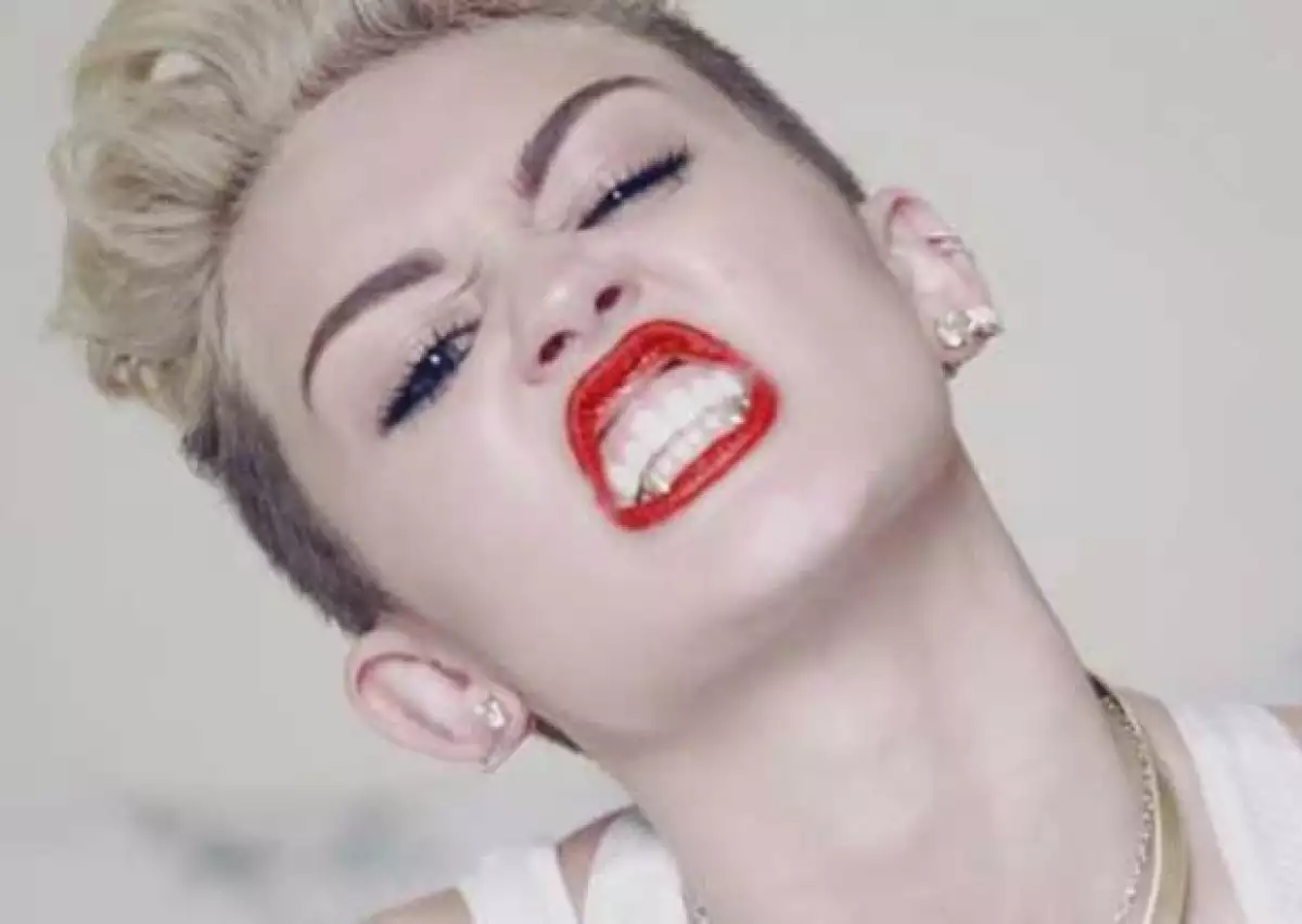 Miley presumió dientes de oro en su video `We Can´t Stop´.