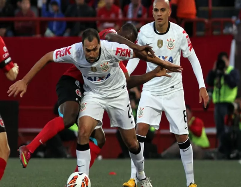La famosa hija del cantante Lionel Richie, acudió al desfile de Valentino en la Semana de la Moda de París, donde portó un vestido rojo que dejó al descubierto sus brazos, piernas y cara delgada.