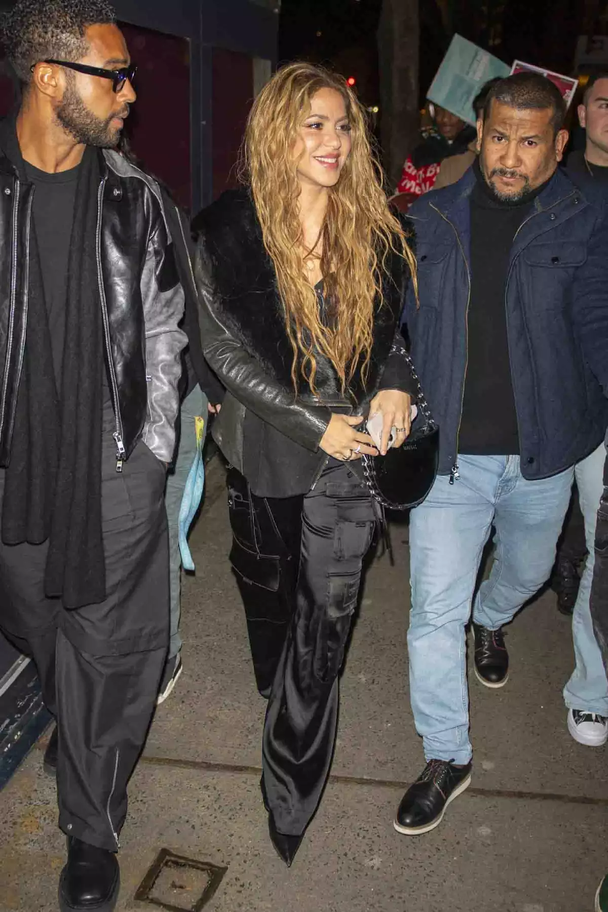 Shakira cena con Lucien Laviscount después de su performance en Times Square