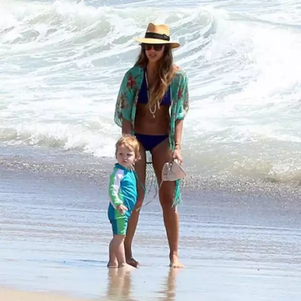 La actriz Jessica Alba fue fotografiada  disfrutando de la playa con su esposo Cash Warren y sus hijas Haven Warren y Honor Warren.