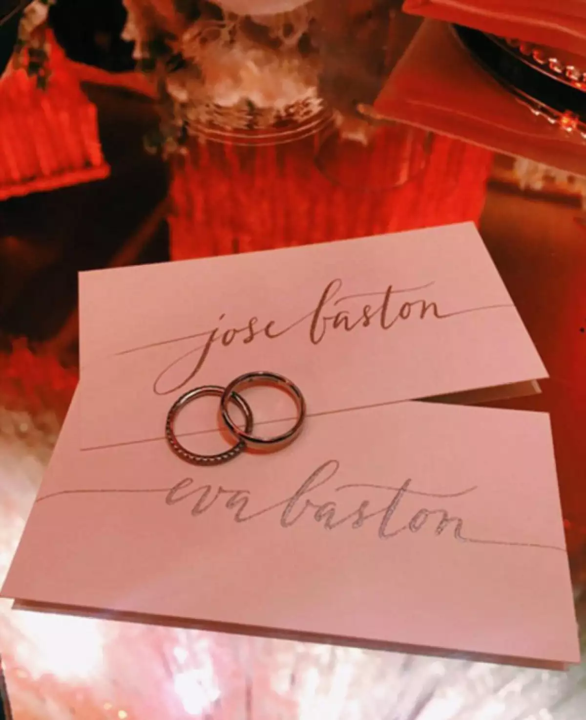 La primera foto de los anillos de casados de Pepe Bastón y Eva Longoria, ahora `Mr. and Mrs. Bastón´.