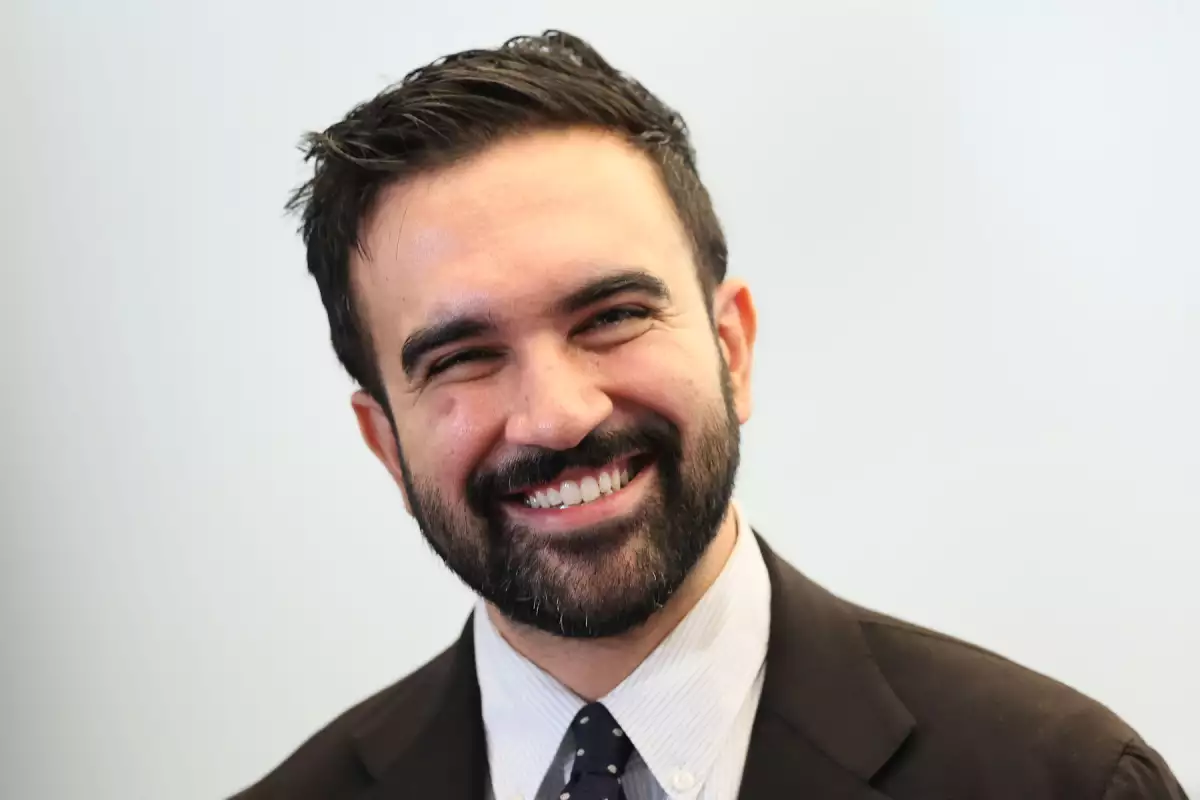 El candidato a la alcaldía demócrata Zohran Mamdani habla con miembros de la prensa después de un "Ayuntamiento inverso" en la sede de 32BJ SEIU el 17 de octubre de 2025 en la ciudad de Nueva York