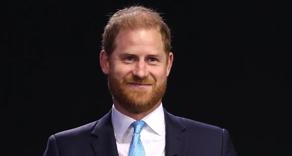 El príncipe Harry bromea después del fallo de su telemprompter mientras pronunciaba un discurso sobre los riesgos de la Inteligencia Artificial
