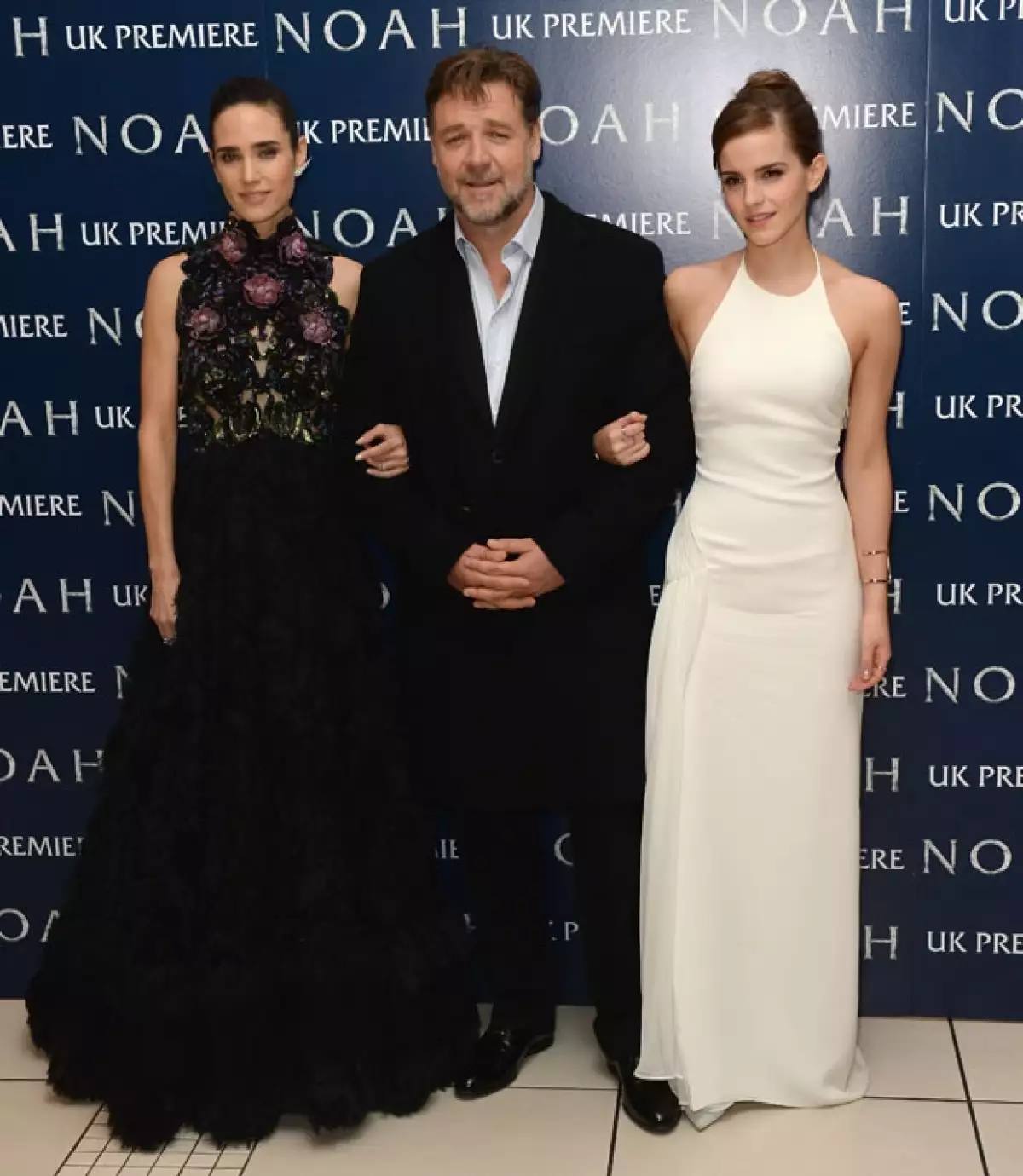 La actriz de 23 años acudió a la premiere de la película “Noah” en un vestido blanco Ralph Lauren con una gran abertura, la cual dejó ver que usa spanx.