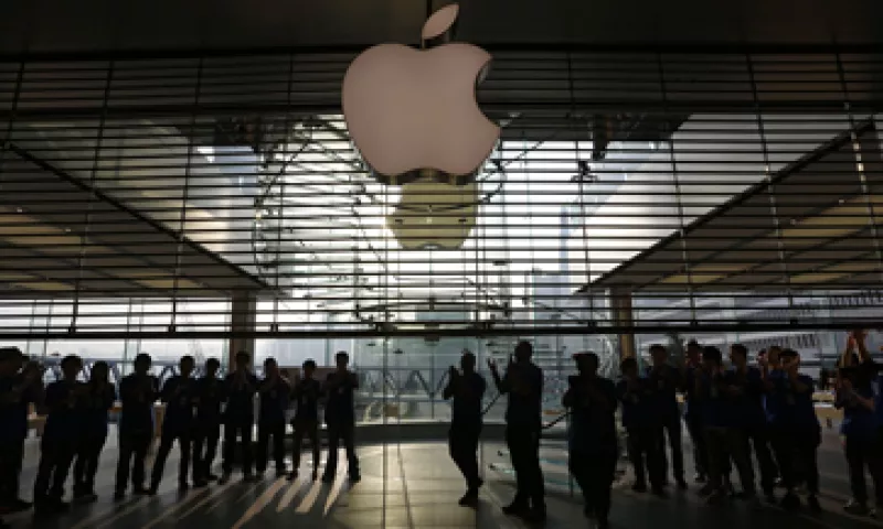 La firma de la manzana busca 100,000 mdd para un programa de pagos a accionistas. (Foto: AP)