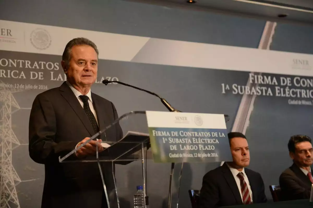 El secretario de Energía, Pedro Joaquín Coldwell, encabezó la firma de los contratos resultado de la primera subasta eléctrica de largo plazo.