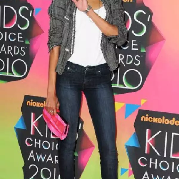 Zoe Saldana, protagonista de Avatar, lució guapísima con una chaqueta corta de Isabel Marant, jeans ajustados y zapatillas altas.