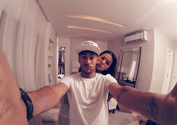 La también actriz brasileña tiene en su Instagram algunas románticas fotos con el jugador.