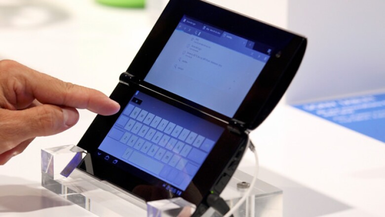 La firma japonesa Sony presentó formalmente sus nuevas ‘tablets’, que competirá directamente con Apple, Samsung, Motorola y RIM. En la imagen vemos el modelo S, el cual saldrá a la venta a finales de 2011, con un precio de 479 euros, poco más de 8,400 pes