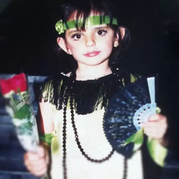 Esta foto nos demuestra que Aislinn Derbez ya estaba lista para el show business desde pequeña.