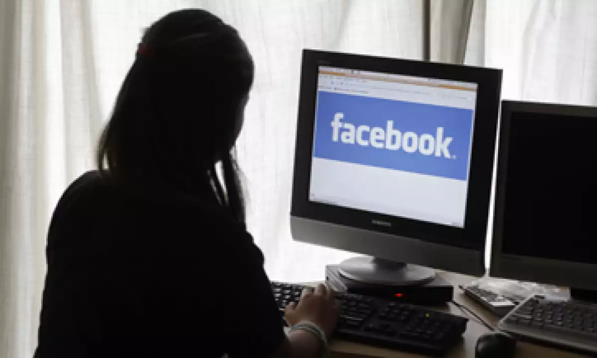 Envíar correo baura por e-mail cuesta 4.4 dólares pero anunciarse en Facebook, sólo 10 centavos: expertos. (Foto: AP)