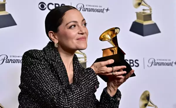 Foto de Natalia Lafourcade cargando su Grammy al ganar por Mejor Álbum Latino Alternativo o de Rock.