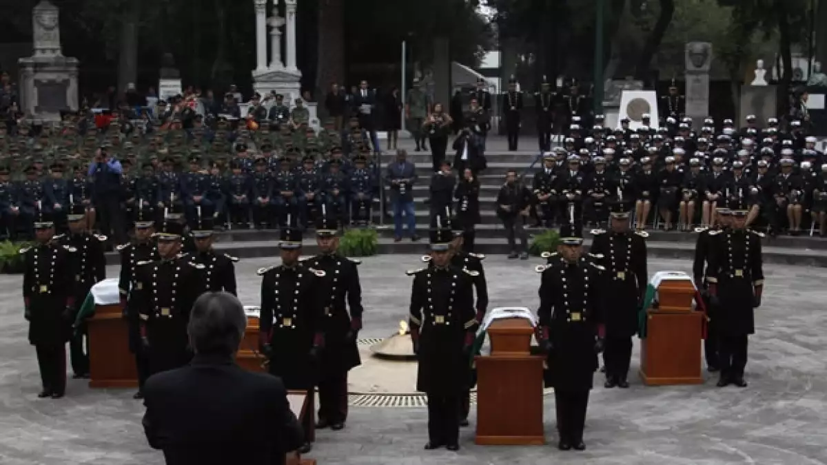 Cadetes escoltan en la rotonda de las personas ilustres