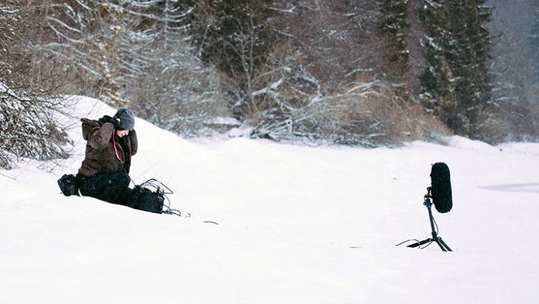 Jana Winderen captando los sonidos de Vallée de Joux.