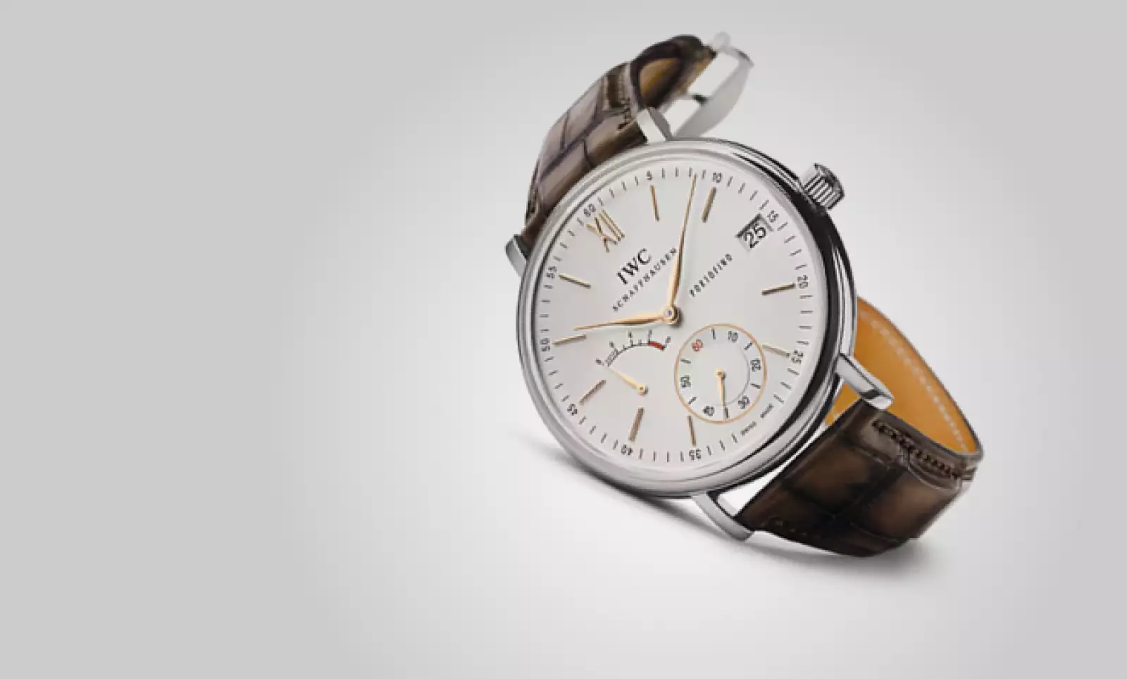 Para celebrar 25 años de la creación del primer Portofino, IWC retoma su diseño original, pero con mejoras en su maquinaria suiza, haciéndola más precisa. Tiene un diámetro de 40 mm, reserva de batería hasta por 192 horas y oro rojo en su carátula frontal