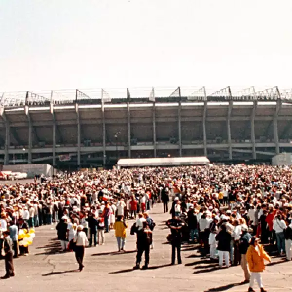 En 1999 tuvo su cuarta visita, tercera a la Ciudad de México en donde reunió a decenas de miles en el Estadio Azteca.