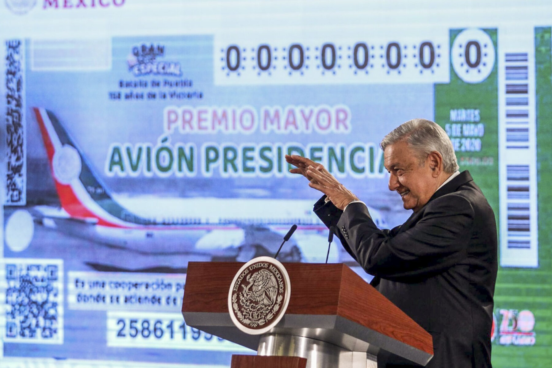 AMLO presenta 'cachito' para rifa del avión presidencial