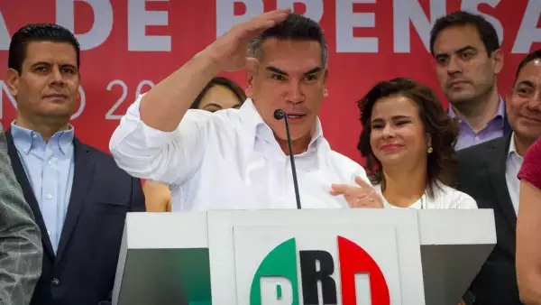 Alejandro Moreno, junto al comité nacional del PRI, durante conferencia de prensa a medios de comunicación.