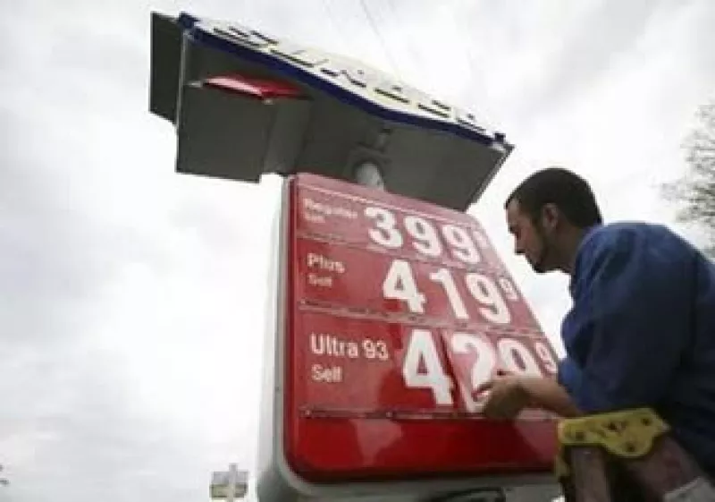 El BCE alertó que los altos precios de combustibles amenazan con empeorar la inflación. (Foto: Reuters)