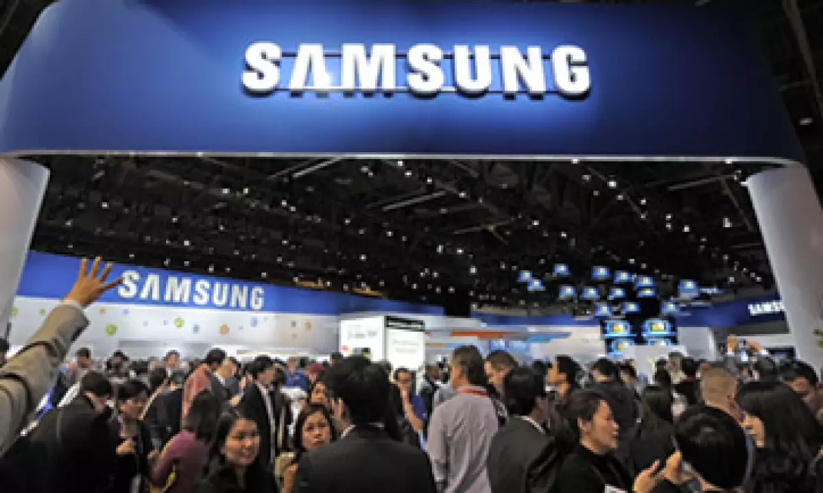 Analistas prevén que la firma eleve su inversión en chips para móviles y en pantallas planas OLED. (Foto: AP)