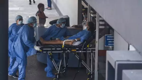 personal médico ingresando a hospital con paciente covid