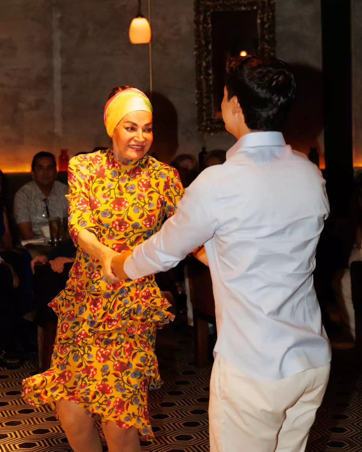 Letty Coppel bailó con algunos de sus invitados 