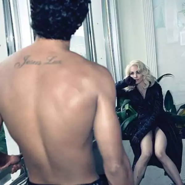 La producción corrió a cargo de Steven Klein y será parte del número de marzo de la publicación.