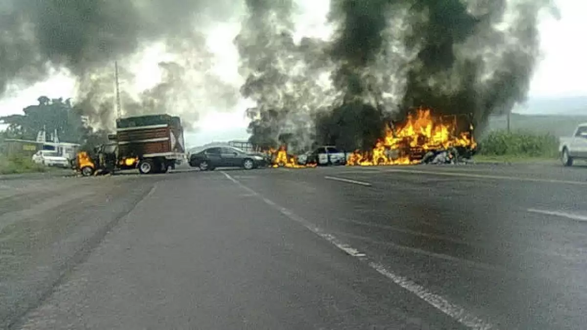 bloqueos en apatzingan, enfrentamiento policias y hombres armados