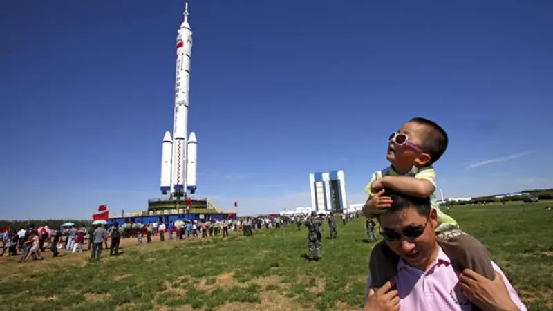 chinos posan junto a la nave Shenzhou IX 