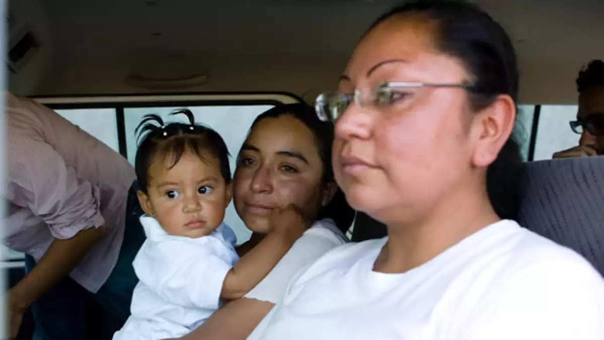 Teresa Gonzáles, su hija Jazmín y Alberta Alcántara, a su salida del centro de detención de Querétaro