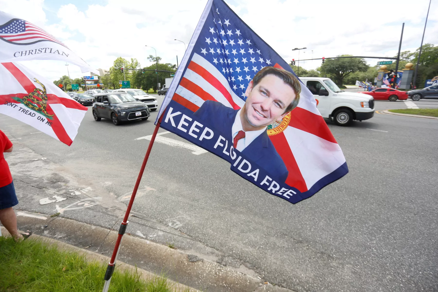 Seguidores del gobernador de Florida, Ron DeSantis, apoyan la medida "No digas Gay". 