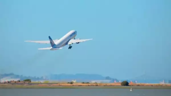 avion en el horizonte 