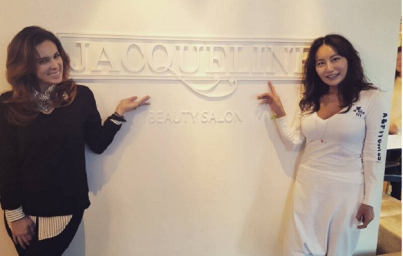 Jacky conoció a su "doble" en una famosa estética en Seúl.