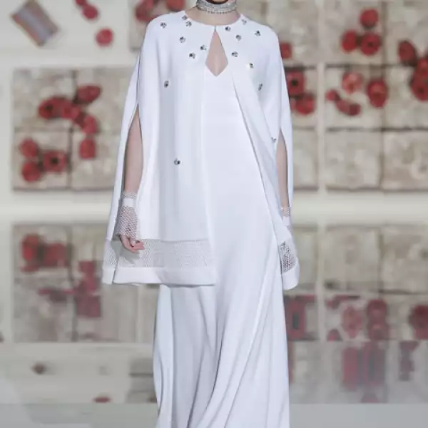 Con el postre de crema bávara como inspiración, la capa abre en corte A y esconde un vestido recto de crepe.