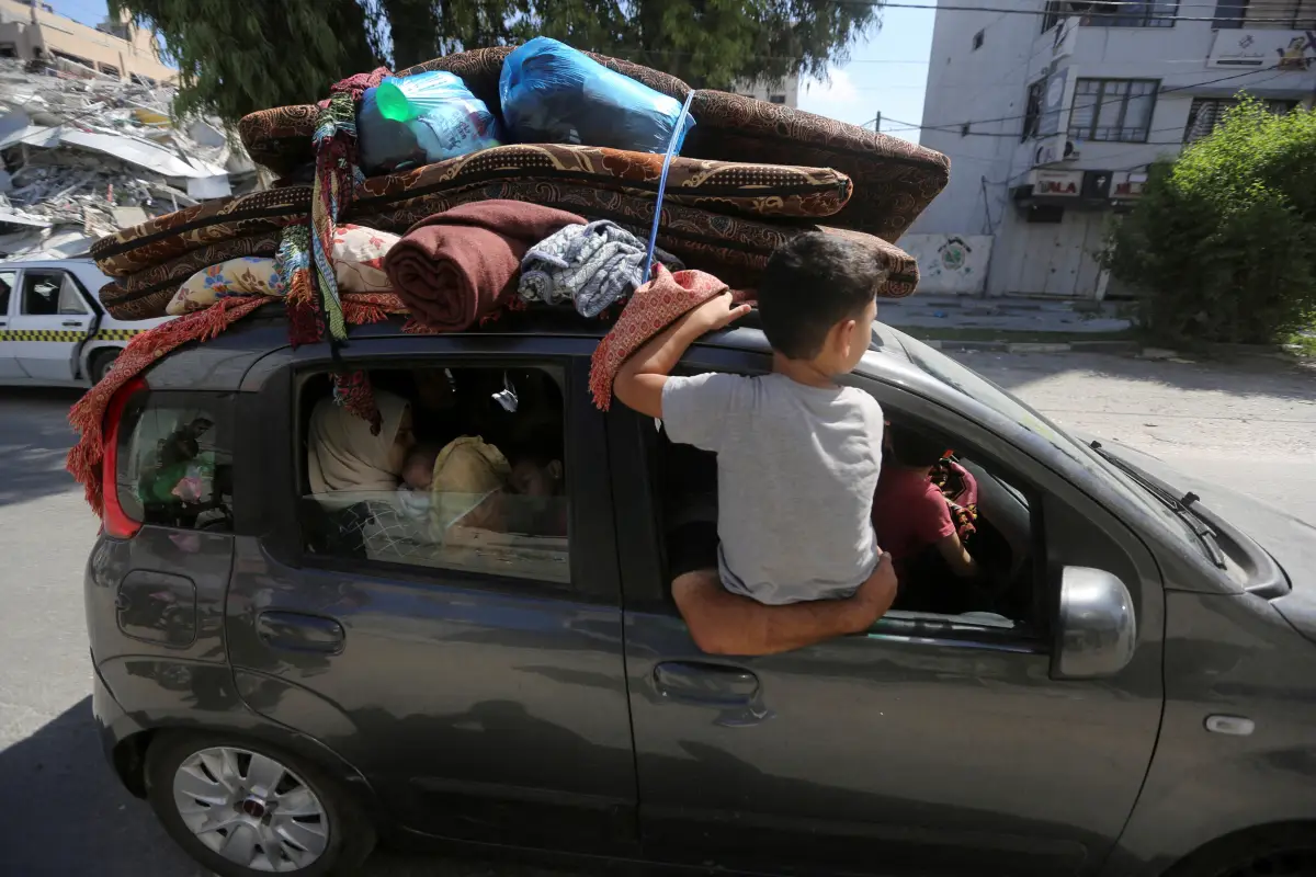 Los palestinos huyen de sus casas en dirección a la parte sur de la Franja de Gaza después del llamado de Israel a más de 1 millón de civiles en el norte de Gaza para que evacuen hacia el sur en 24 horas, en medio del conflicto israelo-palestino en la ciudad de Gaza el 13 de octubre de 2023.