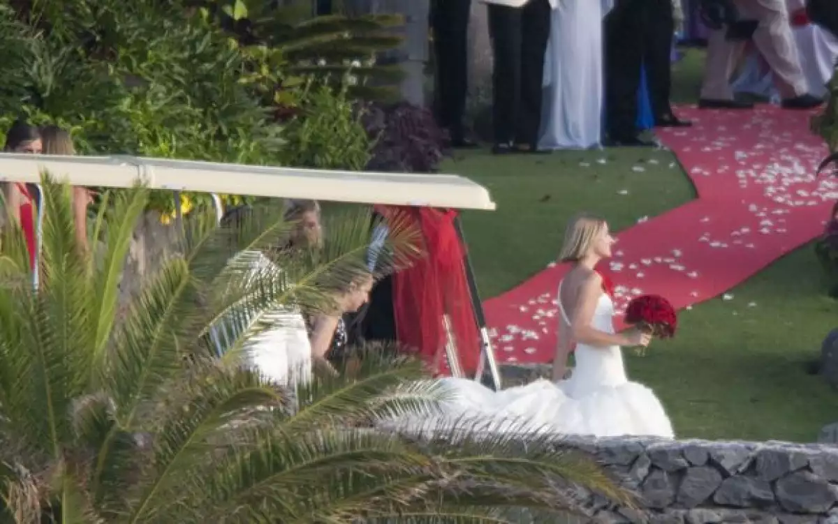 El enlace tuvo lugar en Tenerife el pasado fin de semana frente a sus más cercanos amigos entre los que se encontraban Genoveva Casanova, David Bisbal y Elena Tablada entre otros.